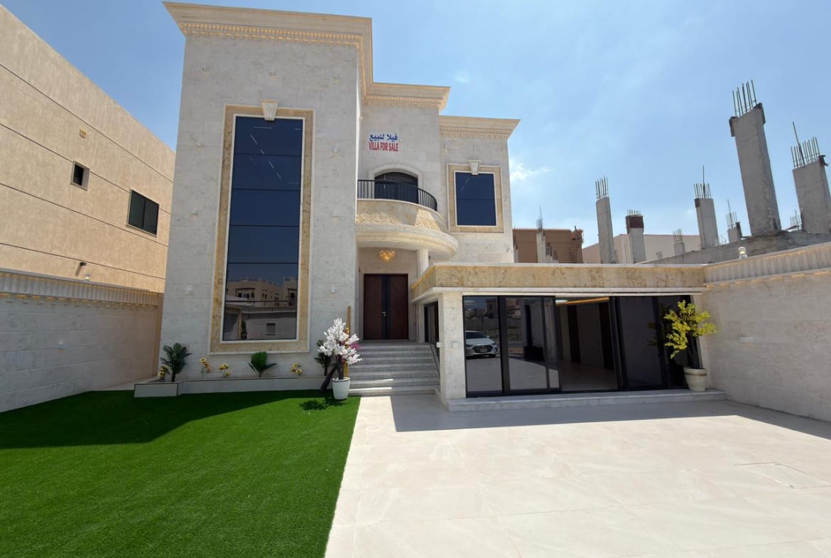 فيلا للبيع في المويهات1 على شارع رئيسي تملك حر لجميع الجنسيات