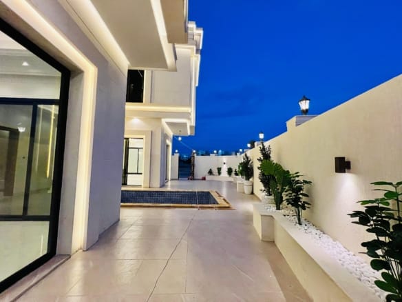 فيلا كلاسيك ثلاث طوابق زاوية شامل رسوم تسجيل
